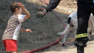 Η ΦΩΤΟ με το μικρό παιδί & τους πυροσβέστες που κάνει τον γύρο του διαδικτύου!