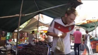 Έντυσαν τον ρεπόρτερ Γερμανό και τον άφησαν στους δρόμους της Αθήνας (ΒΙΝΤΕΟ)