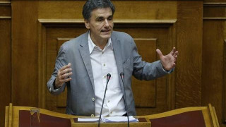 Άλλαξε την υπογραφή του ο Τσακαλώτος