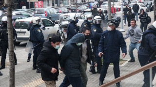 Δολοφονία 19χρονου: Οργή κατά των κατηγορούμενων έξω από τα δικαστήρια