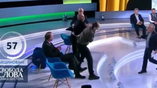 Ουκρανία: Χαμός σε πάνελ εκπομπής - Δημοσιογράφος χαστούκισε βουλευτή!