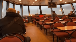 Βίντεο ΣΟΚ από τη Γερμανία: Κύμα σπάει το τζάμι πλοίου και προκαλεί... πανικό