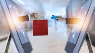 Ξεπέρασαν το δισεκατομμύριο το 2021 οι πωλήσεις μόδας από e-shops