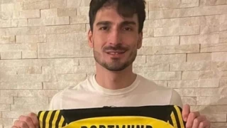 Χούμελς: Φωτογραφήθηκε με υπογεγραμμένη φανέλα της Ντόρτμουντ αφιερωμένη στον Άλκη