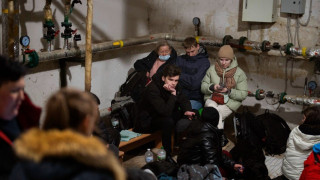 Ουκρανία: Εκρήξεις, πυρά και μάχες στο Κίεβο – Στα καταφύγια οι πολίτες