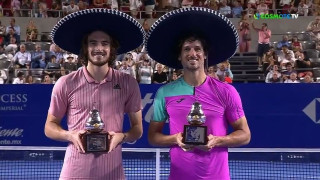 Με... σομπρέρο η απονομή των Τσιτσιπά και Λόπεθ