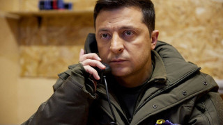 Ο Ζελένσκι καλεί τους Ουκρανούς να υπερασπιστούν τη χώρα και υπόσχεται να διανείμει όπλα