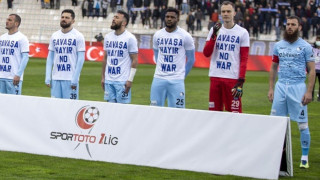 Τούρκος ποδοσφαιριστής αρνήθηκε να βάλει φανέλα με μήνυμα «Όχι στον πόλεμο»