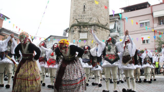 Νάουσα: Με βροχή αναβίωσε το έθιμο με τους Γενίτσαρους και τις Μπούλες