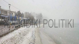 Χαλκιδική: Η κακοκαιρία «Φίλιππος» έφερε το χιόνι ως τη θάλασσα