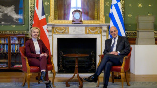 Η Βρετανίδα ΥΠΕΞ μπέρδεψε τον Νίκο Δένδια με τον... Νίκο Βέρτη!