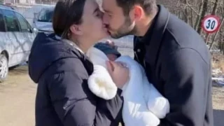 Πόλεμος στην Ουκρανία: Η συγκινητική φωτογραφία του Σάκχοφ με τη σύζυγο και τη νεογέννητη κόρη του!