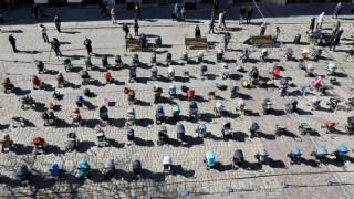 Συγκλονιστική φωτογραφία: 109 άδεια παιδικά καρότσια για τα 109 νεκρά παιδιά του πολέμου στην Ουκρανία