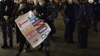 Μόσχα: Ανεκδιήγητες συλλήψεις διαδηλωτών μπροστά στις κάμερες