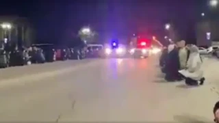 Πόλεμος-Ουκρανία: Πολίτες γονατίζουν μπροστά σε Ουκρανούς νεκρούς στρατιώτες