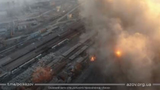 Τρομακτικές εικόνες με ρωσικούς βομβαρδισμούς σε εργοστάσια στη Μαριούπολη