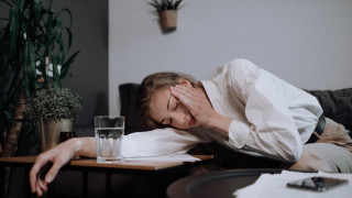 Δεν σας περνάει ο πονοκέφαλος; Τέσσερις κινήσεις για να μην πονάτε