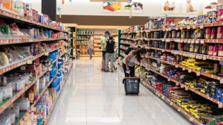 Ακρίβεια: «Πετάνε» οι τιμές στα τρόφιμα παρά την πτώση του πληθωρισμού