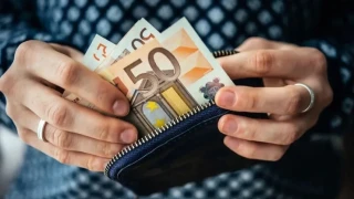 Επίδομα 300 ευρώ για συνταξιούχους: Τι αλλάζει με τη νέα αύξηση και ποιοι είναι οι δικαιούχοι
