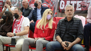 Ο Γεραπετρίτης με κασκόλ του Ολυμπιακού στο Παπαστράτειο