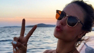 Οι «καυτές» διακοπές της Αμπρόσιο στη Μύκονο! (pics)