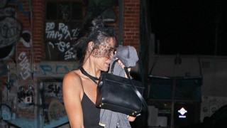 Demi Moore: Συνοδεύεται από άγνωστο άντρα και κρύβει το πρόσωπό της