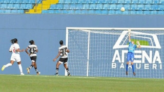 Διαιτητής κατακύρωσε γκολ, ενώ η μπάλα βγήκε άουτ (video)