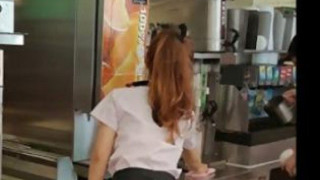 Το μαγαζί γέμισε πελάτες για μία... σερβιτόρα! (pics)