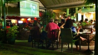 Αδειάσατε τα γήπεδα, γεμίσατε τα καφενεία