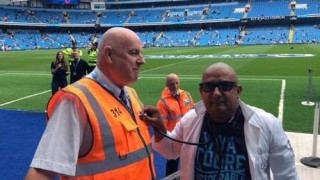 Ε-Π-Ι-Κ-Ο: Ντύθηκε γιατρός για να τρολάρει τον Μουρίνιο! (pic)