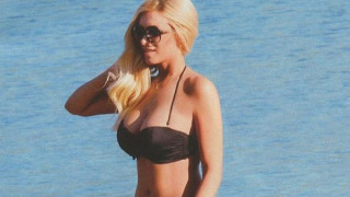 Με σέξι μαγιό έστειλε χρόνια πολλά η Καινούριου! (pic)