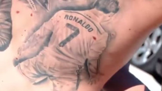 Η τρέλα πάει στα βουνά - «Χτύπησε» τον Κριστιάνο στην πλάτη του! (pic)