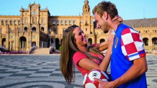 Ποιος Κλούνεϊ; Ο Ιβάν Ράκιτιτς είναι ο μετρ του πως να ρίξεις μία γυναικά!   