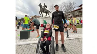 «Μέγας Αλέξανδρος»: Ο Μάριος έγινε... τα πόδια της Ελευθερίας για να τρέξουν