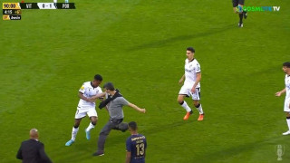 Απίστευτο σκηνικό στην Πορτογαλία: Οπαδός μπήκε στο γήπεδο και κλωτσούσε τους παίκτες