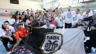 Γυναικείο χάντμπολ: Τα κορίτσια του ΠΑΟΚ πανηγύρισαν μαζί με τον Γιαννάκη