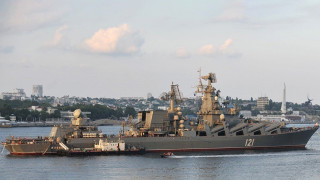 Φλέγεται η ναυαρχίδα του ρωσικού στόλου στη Μαύρη Θάλασσα