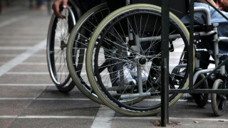 Φρίκη στη Θεσσαλονίκη: Συνελήφθη οικιακή βοηθός που έδερνε 50χρονη ΑμεΑ