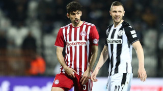 Προκλητικός Μπουχαλάκης έπιασε τα γεννητικά όργανα του