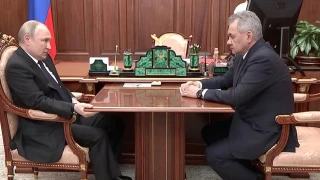 Πούτιν: Τι συμβαίνει με την υγεία του; Πρησμένος, φοβισμένος, σκυφτός, σφίγγει το τραπέζι