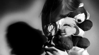 «Ο πατριός μου με κακοποιούσε σεξουαλικά από τότε που ήμουν νήπιο»