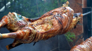 Κυριακή του Πάσχα-Προετοιμασίες για το ψήσιμο του οβελία: «Οι σούβλες πήραν φωτιά» (vids)