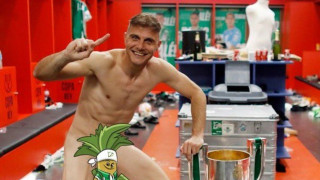 Απίστευτος Χοακίν χωρίς ρούχα (ξανά) αγκαλιά με το Κύπελλο