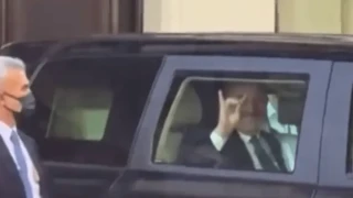 Πρόκληση Τσαβούσογλου: Έκανε το σήμα των Γκρίζων Λύκων σε Αρμένιους