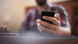 Smartphones: Ακούνε και στέλνουν διαφημίσεις αλλά και δεδομένα σε εταιρείες!