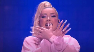 Eurovision 2022:Η τραγουδίστρια της Αλβανίας σχημάτισε τον αετό