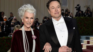 Elon Musk: Η 74χρονη μητέρα του ποζάρει με μαγιό στο εξώφυλλο του Sports Illustrated