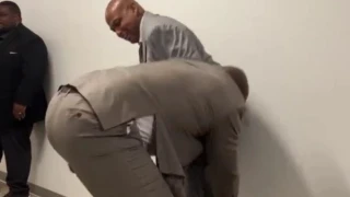 Βίντεο έπος: Ο Σακίλ προσπάθησε... μάταια να ρίξει τον Μπάρκλεϊ