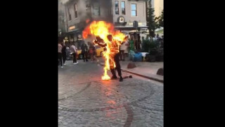 Σκληρές εικόνες: Νεαρός αυτοπυρπολήθηκε στη μέση του δρόμου στη Τουρκία