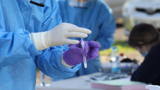 Εξαδάκτυλος για εμβόλια COVID-19 στα φαρμακεία: «Οι πολίτες θα πληρώνουν για χειρότερες συνθήκες»